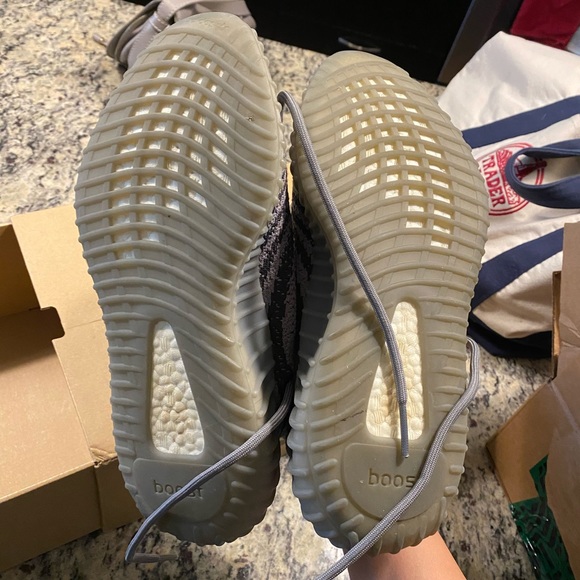 Yeezy 350 - Picture 5 of 9